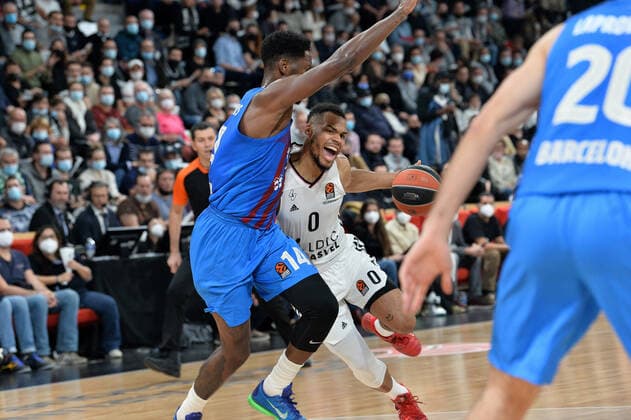 Elie Okobo (asvel) vs Nigel Hayes-Davis (barcelone) BASKETBALL : LDLC ASVEL vs FC Barcelone - Euroleague - 19 11 2021 FredericChambert Panoramic 