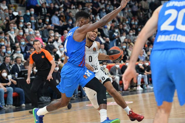 Elie Okobo (asvel) vs Nigel Hayes-Davis (barcelone) BASKETBALL : LDLC ASVEL vs FC Barcelone - Euroleague - 19 11 2021 FredericChambert Panoramic 