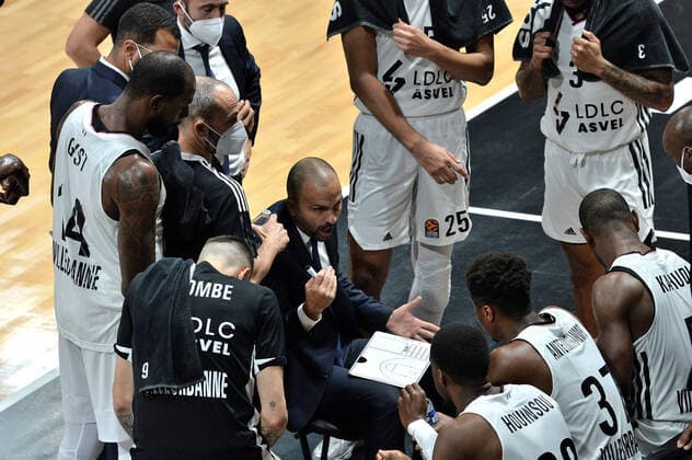 TJ Parker (entraineur asvel) et ses joueurs BASKETBALL : LDLC ASVEL vs FC Barcelone - Euroleague - 19 11 2021 FredericChambert Panoramic 