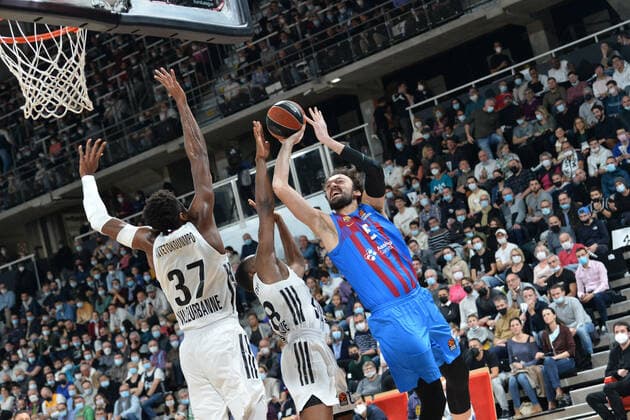 Kymany Houinsou (asvel) vs Sertac Sanli (barcelone) BASKETBALL : LDLC ASVEL vs FC Barcelone - Euroleague - 19 11 2021 FredericChambert Panoramic 