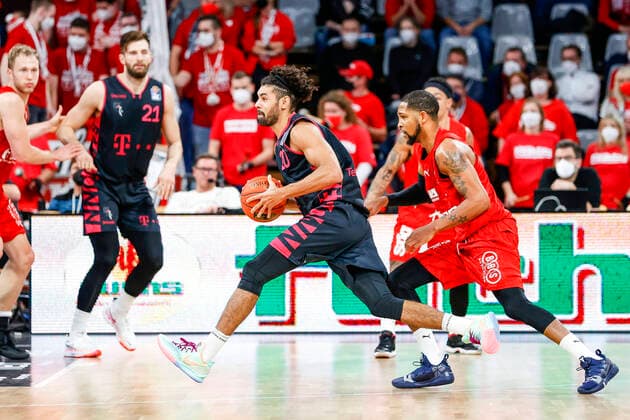left 20 Jeremy Morgan Telekom Baskets Bonn right Trevis Simpson Brose Bamberg, 15 Brose Bamberg Telekom Baskets Bonn easyCredit BBL Basketball Bundesliga Saison 2021 22 Spieltag 8, 19 11 2021 Bamberg, Brose Arena Copyright: DanielxLöb