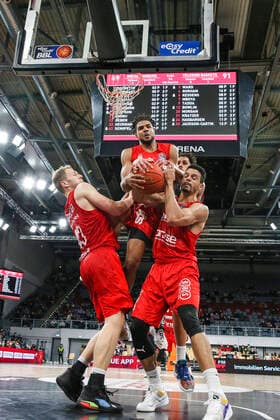 Center Marvin Omuvwie Brose Bamberg, 11 left Patrick Heckmann Brose Bamberg, 33 right Dominic Lockhart Brose Bamberg, 03 Brose Bamberg Telekom Baskets Bonn easyCredit BBL Basketball Bundesliga Saison 2021 22 Spieltag 8, 19 11 2021 Bamberg, Brose Arena Copyright: DanielxLöb
