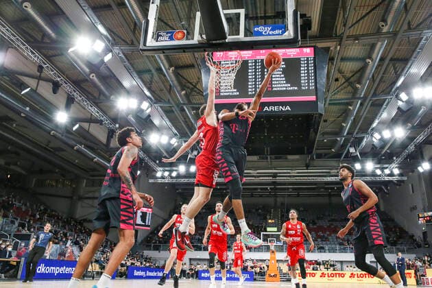 right 20 Jeremy Morgan Telekom Baskets Bonn left Patrick Heckmann Brose Bamberg, 33 Brose Bamberg Telekom Baskets Bonn easyCredit BBL Basketball Bundesliga Saison 2021 22 Spieltag 8, 19 11 2021 Bamberg, Brose Arena Copyright: DanielxLöb