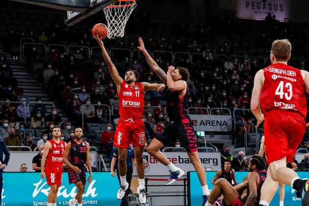 left 20 Jeremy Morgan Telekom Baskets Bonn right Trevis Simpson Brose Bamberg, 15 Brose Bamberg Telekom Baskets Bonn easyCredit BBL Basketball Bundesliga Saison 2021 22 Spieltag 8, 19 11 2021 Bamberg, Brose Arena Copyright: DanielxLöb