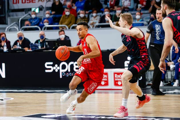 left Joel Aminu Brose Bamberg, 21 right 24 Tim Hasbargen Telekom Baskets Bonn Brose Bamberg Telekom Baskets Bonn easyCredit BBL Basketball Bundesliga Saison 2021 22 Spieltag 8, 19 11 2021 Bamberg, Brose Arena Copyright: DanielxLöb