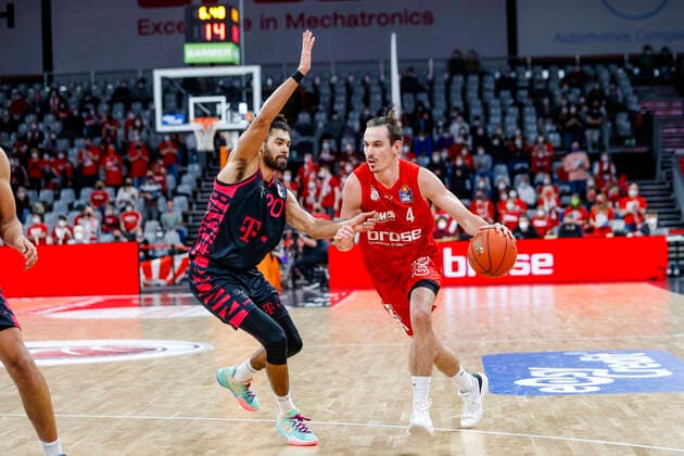 left 20 Jeremy Morgan Telekom Baskets Bonn right Omar Prewitt Brose Bamberg, 04 Brose Bamberg Telekom Baskets Bonn easyCredit BBL Basketball Bundesliga Saison 2021 22 Spieltag 8, 19 11 2021 Bamberg, Brose Arena Copyright: DanielxLöb