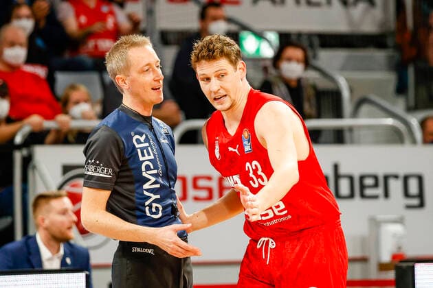 right Patrick Heckmann Brose Bamberg, 33 left Referee Christof Madinger Brose Bamberg Telekom Baskets Bonn easyCredit BBL Basketball Bundesliga Saison 2021 22 Spieltag 8, 19 11 2021 Bamberg, Brose Arena Copyright: DanielxLöb