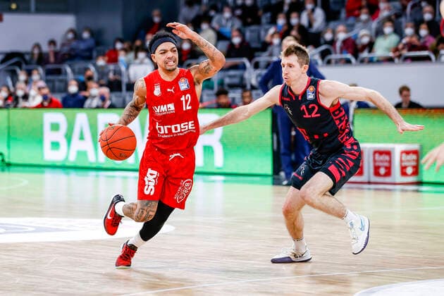 left Justin Robinson Brose Bamberg, 12 right 12 Skyler Bowlin Telekom Baskets Bonn Brose Bamberg Telekom Baskets Bonn easyCredit BBL Basketball Bundesliga Saison 2021 22 Spieltag 8, 19 11 2021 Bamberg, Brose Arena Copyright: DanielxLöb