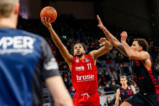 left Marvin Omuvwie Brose Bamberg, 11 right 06 Michael Kessens Telekom Baskets Bonn Brose Bamberg Telekom Baskets Bonn easyCredit BBL Basketball Bundesliga Saison 2021 22 Spieltag 8, 19 11 2021 Bamberg, Brose Arena Copyright: DanielxLöb