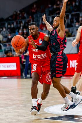 left Shannon Scott Brose Bamberg, 07 right 33 Parker Jackson Cartwright Telekom Baskets Bonn Brose Bamberg Telekom Baskets Bonn easyCredit BBL Basketball Bundesliga Saison 2021 22 Spieltag 8, 19 11 2021 Bamberg, Brose Arena Copyright: DanielxLöb