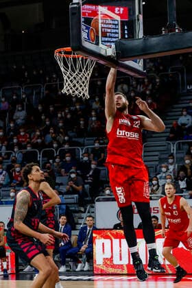 right Martinas Geben Brose Bamberg, 22 left 06 Michael Kessens Telekom Baskets Bonn Brose Bamberg Telekom Baskets Bonn easyCredit BBL Basketball Bundesliga Saison 2021 22 Spieltag 8, 19 11 2021 Bamberg, Brose Arena Copyright: DanielxLöb