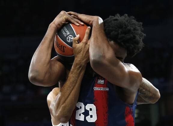 Spain Basketball Euroleague Baskonia - CSKA 6700251 19.11.2021 Baskonia s Stephen Enoch struggles for a ball during the Euroleague basketball match between Saski Baskonia and CSKA Moscow, in Vitoria, Spain. Mikhail Serbin Sputnik Vitoria-Gasteiz Spain  Copyright: xMikhailxSerbinx