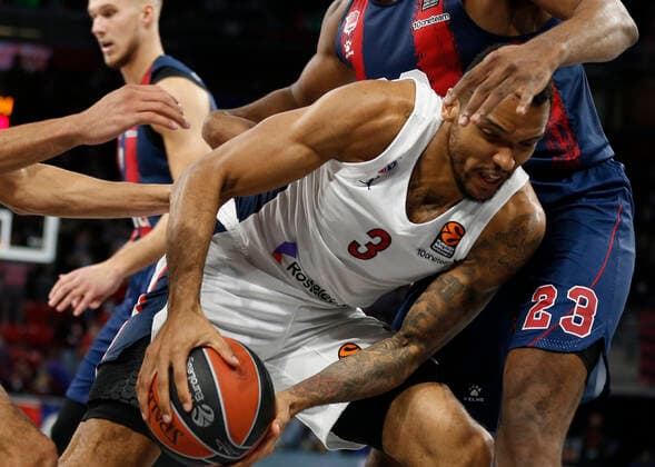 Spain Basketball Euroleague Baskonia - CSKA 6700253 19.11.2021 CSKA s Joel Bolomboy struggles for a ball during the Euroleague basketball match between Saski Baskonia and CSKA Moscow, in Vitoria, Spain. Mikhail Serbin Sputnik Vitoria-Gasteiz Spain  Copyright: xMikhailxSerbinx