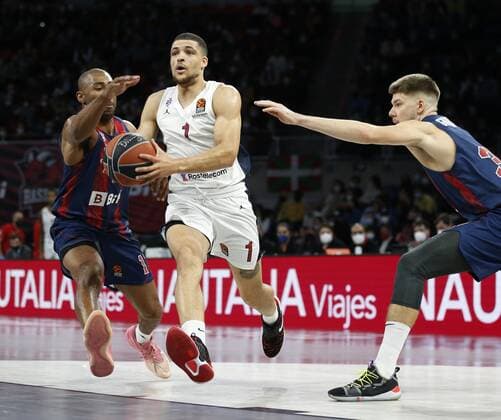 Spain Basketball Euroleague Baskonia - CSKA 6700252 19.11.2021 Baskonia s Rokas Giedraitis and CSKA s Gabriel Lundberg struggle for a ball during the Euroleague basketball match between Saski Baskonia and CSKA Moscow, in Vitoria, Spain. Mikhail Serbin Sputnik Vitoria-Gasteiz Spain  Copyright: xMikhailxSerbinx