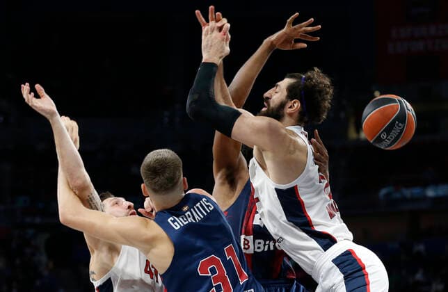 Spain Basketball Euroleague Baskonia - CSKA 6700257 19.11.2021 CSKA s Tornike Shengelia and Baskonia s Rokas Giedraitis struggle for a ball during the Euroleague basketball match between Saski Baskonia and CSKA Moscow, in Vitoria, Spain. Mikhail Serbin Sputnik Vitoria-Gasteiz Spain  Copyright: xMikhailxSerbinx