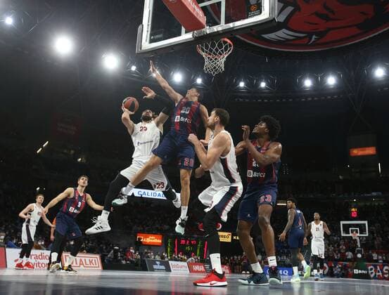 Spain Basketball Euroleague Baskonia - CSKA 6700282 19.11.2021 CSKA s and Baskonia s players struggle for a ball during the Euroleague basketball match between Saski Baskonia and CSKA Moscow, in Vitoria, Spain. Mikhail Serbin Sputnik Vitoria-Gasteiz Spain  Copyright: xMikhailxSerbinx