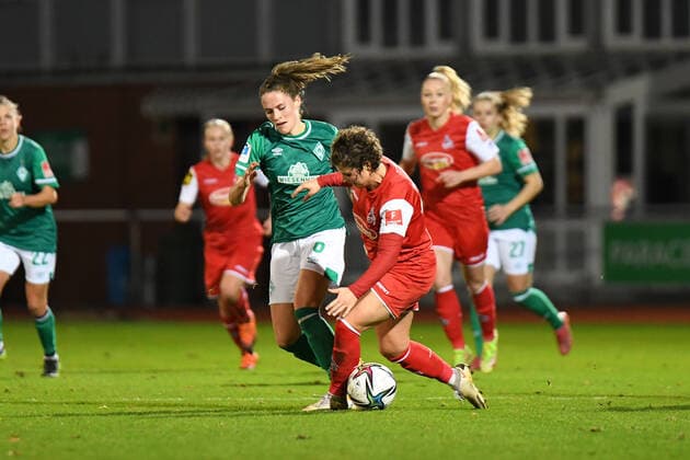 Football I Women I Season 2021 2022 I 1 Women Bundesliga I Matchday 9 I SV Werder Bremen 1 FC Koeln I 19 11 2021 Reena Wichmann 6, SV Werder Bremen vs Anja Pfluger 20, 1 FC Koeln Bremen Stadion Platz 11 Bremen Germany Copyright: xLobeca Schlikisx