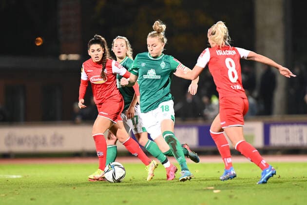 Football I Women I Season 2021 2022 I 1 Women Bundesliga I Matchday 9 I SV Werder Bremen 1 FC Koeln I 19 11 2021 Lina Hausicke 18, SV Werder Bremen can beat Manjou Wilde 7, 1 FC Koeln and Mandy Islacker 8, 1 FC Koeln Bremen Stadion Platz 11 Bremen Germany. Copyright: xLobeca Schlikisx