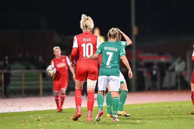 Football I Women I Season 2021 2022 I 1 Women Bundesliga I 9 Matchday I SV Werder Bremen 1 FC Koeln I 19 11 2021 Sharon Beck 10, 1 FC Koeln is held by Gabriella Toth 7, SV Werder Bremen Bremen Stadion Platz 11 Bremen Germany Copyright: xLobeca Schlikisx