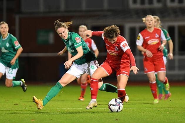 Football I Women I Season 2021 2022 I 1 Women Bundesliga I Matchday 9 I SV Werder Bremen 1 FC Koeln I 19 11 2021 Reena Wichmann 6, SV Werder Bremen vs Anja Pfluger 20, 1 FC Koeln Bremen Stadion Platz 11 Bremen Germany Copyright: xLobeca Schlikisx