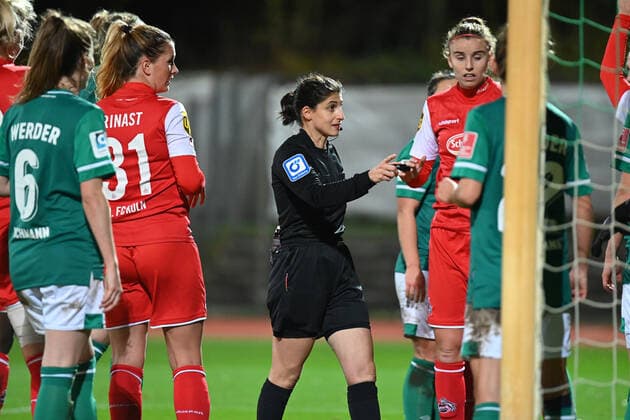 Football I Women I Season 2021 2022 I 1 Women Bundesliga I 9 Matchday I SV Werder Bremen 1 FC Koeln I 19 11 2021 Referee Dr Riem Hussein Bremen Stadion Platz 11 Bremen Germany Copyright: xLobeca Schlikisx