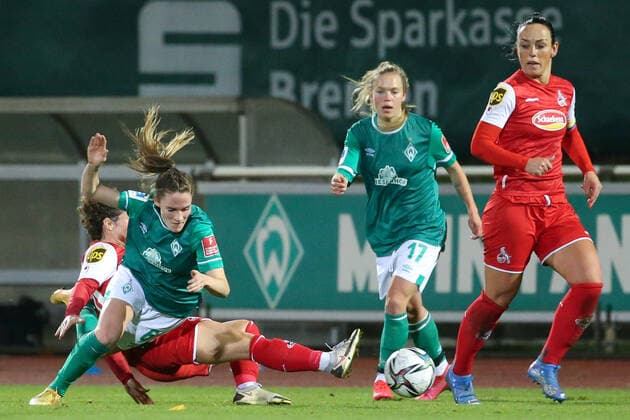 f l Anja Pfluger 1 FC Köln, 20 and Reena Wichmann SV Werder Bremen, 6 in duel, duel, dynamic, action, game scene, THE DFB REGULATIONS PROHIBIT ANY USE OF PHOTOGRAPHS AS IMAGE SEQUENCES AND OR QUASI VIDEO , 19 11 2021, Bremen Germany , Football, Flyeralarm Frauen Bundesliga, SV Werder Bremen 1 FC Köln xobx