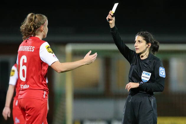 v li Myrthe Moorrees 1 FC Köln, 6 is shown the yellow card by FIFA referee Dr Riem Hussein, warning, THE DFB DIRECTIVES PROHIBIT ANY USE OF PHOTOGRAPHS AS IMAGE SEQUENCES AND OR QUASI VIDEO , 19 11 2021, Bremen Germany , Football, Flyeralarm Frauen Bundesliga, SV Werder Bremen 1 FC Köln xobx