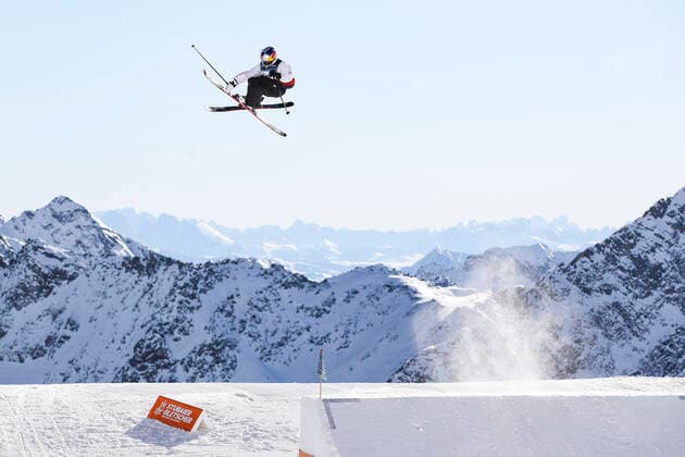 Bilder des Jahres 2021, Sport 11 November Sport Themen der Woche KW46 Sport Bilder des Tages FREESTYLE SKIING - FIS WC Slopestyle Stubai NEUSTIFT,AUSTRIA,20.NOV.21 - FREE SKI, FREESTYLE SKIING - FIS Freeski Slopestyle World Cup, men. Image shows Matej Svancer (AUT).  GEPAxpictures xPatrickxSteiner