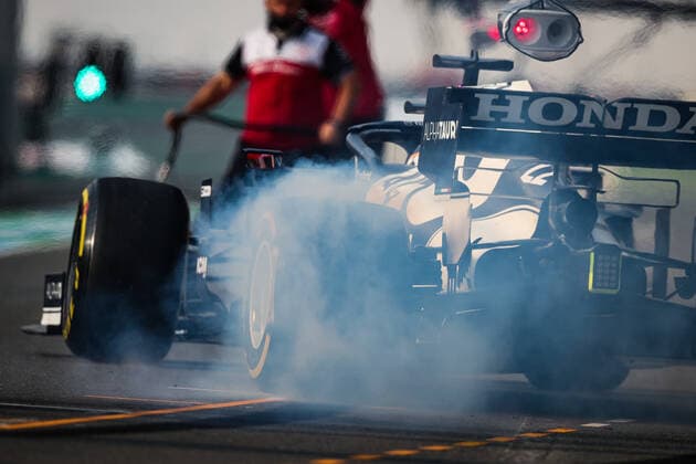TSUNODA Yuki (jap), Scuderia AlphaTauri Honda AT02, action pitstop burnout Pirelli tyres during the Formula 1 Ooredoo Qatar Grand Prix 2021, 20th round of the 2021 FIA Formula One World Championship, WM, Weltmeisterschaft from November 19 to 21, 2021 on the Losail International Circuit, in Lusail, Qatar - F1 - QATAR GRAND PRIX 2021 DPPI Panoramic  20211120_GOODEN_FG0D6868