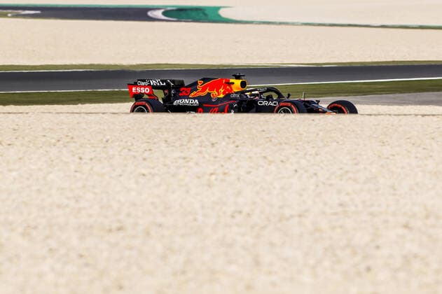 33 VERSTAPPEN Max (nld), Red Bull Racing Honda RB16B, action during the Formula 1 Ooredoo Qatar Grand Prix 2021, 20th round of the 2021 FIA Formula One World Championship, WM, Weltmeisterschaft from November 19 to 21, 2021 on the Losail International Circuit, in Lusail, Qatar - F1 - QATAR GRAND PRIX 2021 DPPI Panoramic  F12021GP20QAT_JK232557