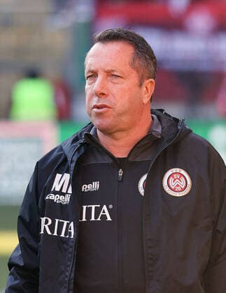 Coach Markus Kauczinski Wehen Wiesbaden , 1 FC Kaiserslautern vs SV Wehen Wiesbaden, Football, 3 Bundesliga, 16 Matchday, 20 11 2021, DFL REGULATES PROHIBIT ANY USE OF PHOTOGRAPHS AS IMAGE SEQUENCES AND OR QUASI VIDEO, 1 FC Kaiserslautern vs SV Wehen Wiesbaden, Football, 3 Bundesliga, 16 Matchday, 20 11 2021, Foto EIBNER Joerg Niebergall Kaiserslautern Copyright: xJoergxNiebergall Eibner-Pressefox EER