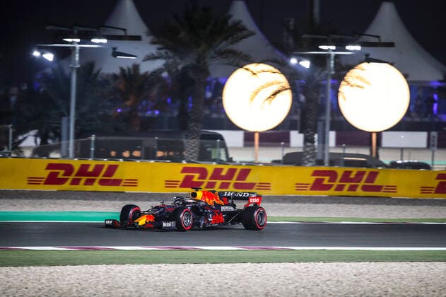 33 VERSTAPPEN Max (nld), Red Bull Racing Honda RB16B, action during the Formula 1 Ooredoo Qatar Grand Prix 2021, 20th round of the 2021 FIA Formula One World Championship, WM, Weltmeisterschaft from November 19 to 21, 2021 on the Losail International Circuit, in Lusail, Qatar - F1 - QATAR GRAND PRIX 2021 DPPI Panoramic  Versta