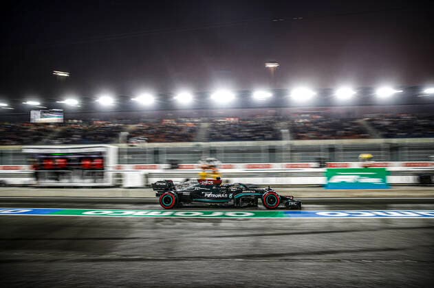 44 HAMILTON Lewis (gbr), Mercedes AMG F1 GP W12 E Performance, action during the Formula 1 Ooredoo Qatar Grand Prix 2021, 20th round of the 2021 FIA Formula One World Championship, WM, Weltmeisterschaft from November 19 to 21, 2021 on the Losail International Circuit, in Lusail, Qatar - F1 - QATAR GRAND PRIX 2021 DPPI Panoramic  Hamilton