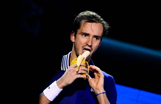 Italy Tennis ATP, Tennis Herren Finals 6700508 20.11.2021 Russia s Andrey Rublev eats a banana during a break of the group stage singles semifinal tennis match of the ATP Finals against Norway s Casper Ruud at the Pala Alpitour venue in Turin, Italy. Alexey Filippov Sputnik Turin Italy  Copyright: xAlexeyxFilippovx