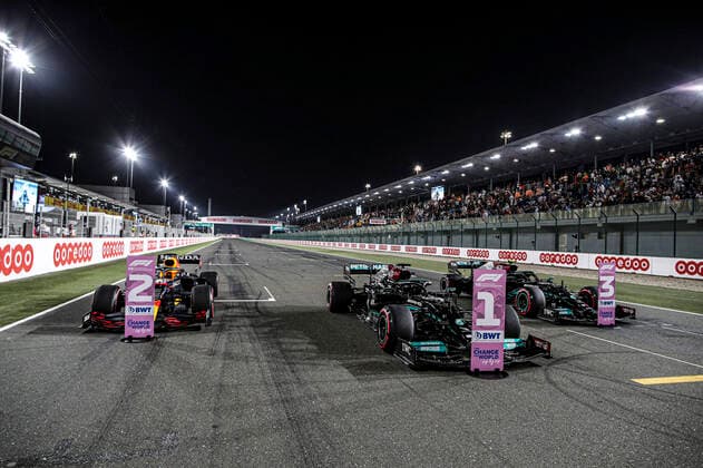44 HAMILTON Lewis (gbr), Mercedes AMG F1 GP W12 E Performance, action 33 VERSTAPPEN Max (nld), Red Bull Racing Honda RB16B, action 77 BOTTAS Valtteri (fin), Mercedes AMG F1 GP W12 E Performance, action during the Formula 1 Ooredoo Qatar Grand Prix 2021, 20th round of the 2021 FIA Formula One World Championship, WM, Weltmeisterschaft from November 19 to 21, 2021 on the Losail International Circuit, in Lusail, Qatar - F1 - QATAR GRAND PRIX 2021 DPPI Panoramic  FG0D7659