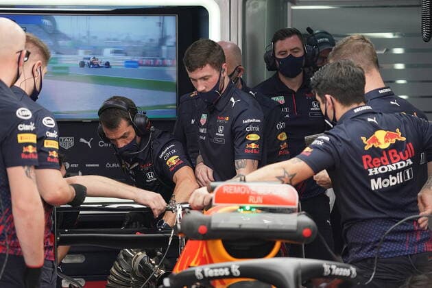 Formula 1 Ooredoo Qatar Grand Prix 2021 20 11 2021, Losail International Circuit, Doha, Formula 1 Ooredoo Qatar Grand Prix 2021 ,pictured Red Bull mechanics repairing Max Verstappens rear wing NEL , Red Bull Racing Honda. nordphotoxGmbHx xBratic nph00250