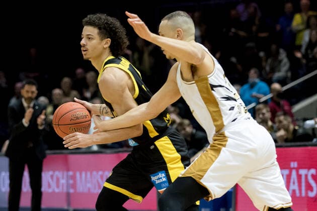 Basketball Loewen Braunschweig MHP Riesen Ludwigsburg Jonah Radebaugh No 12 MHP Riesen Ludwigsburg vs Robin Amaize No 21 Basketball Loewen Braunschweig Basketball Loewen Braunschweig MHP Riesen Ludwigsburg, Basketball, BBL, season 2021 2022, 20 11 2021 Braunschweig. Copyright: xEibner-Pressefoto Jan-FredericxHelbigx