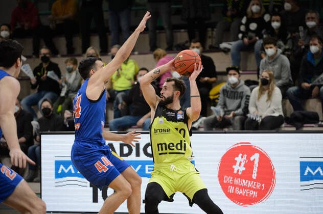 Bastian Doreth 10 medi Bayreuth vs Nikola Rebic 44 MBC Weißenfels during the game medi Bayreuth vs syntainics MBC Weißenfels Basketball, Bundesliga, 20 11 2021, season 2021 2022, 8 match day Copyright xErikxHillmer EIBNERx EP EHR medi Bayreuth vs syntainics MBC Weißenfels Basketball, Bundesliga, 20 11 2021, season 2021 2022, 8 match day Bayreuth Copyright: xErikxHillmer EIBNERx EP_EHR