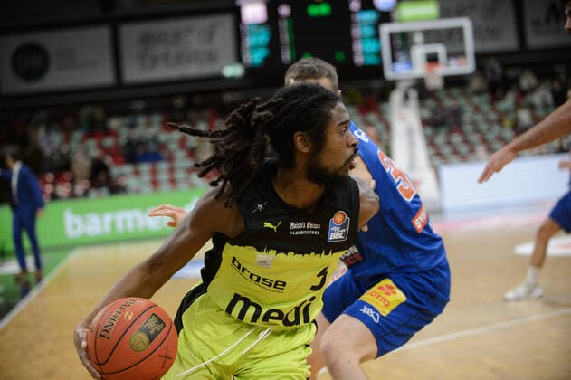 Marcus Thornton 3 medi Bayreuth vs Jakub Garbacz 30 MBC Weissenfels during the game medi Bayreuth vs syntainics MBC Weissenfels Basketball, Bundesliga, 20 11 2021, season 2021 2022, 8 match day Copyright xErikxHillmer EIBNERx EP EHR medi Bayreuth vs syntainics MBC Weissenfels Basketball, Bundesliga, 20 11 2021, season 2021 2022, 8 match day Bayreuth Copyright: xErikxHillmer EIBNERx EP_EHR