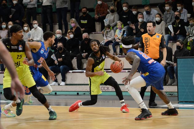 Marcus Thornton 3 medi Bayreuth vs Chris Coffey 22 MBC Weissenfels during the game medi Bayreuth vs syntainics MBC Weissenfels Basketball, Bundesliga, 20 11 2021, season 2021 2022, 8 match day Copyright xErikxHillmer EIBNERx EP EHR medi Bayreuth vs syntainics MBC Weissenfels Basketball, Bundesliga, 20 11 2021, season 2021 2022, 8 match day Bayreuth Copyright: xErikxHillmer EIBNERx EP_EHR