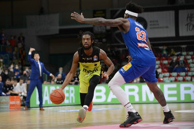 Marcus Thornton 3 medi Bayreuth vs Chris Coffey 22 MBC Weissenfels during the game medi Bayreuth vs syntainics MBC Weissenfels Basketball, Bundesliga, 20 11 2021, season 2021 2022, 8 match day Copyright xErikxHillmer EIBNERx EP EHR medi Bayreuth vs syntainics MBC Weissenfels Basketball, Bundesliga, 20 11 2021, season 2021 2022, 8 match day Bayreuth Copyright: xErikxHillmer EIBNERx EP_EHR