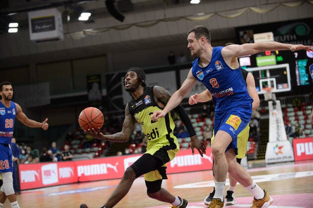 Sacar Anim 2 medi Bayreuth vs Johannes Richter 8 MBC Weissenfels during the game medi Bayreuth vs syntainics MBC Weissenfels Basketball, Bundesliga, 20 11 2021, season 2021 2022, 8 match day Copyright xErikxHillmer EIBNERx EP EHR medi Bayreuth vs syntainics MBC Weissenfels Basketball, Bundesliga, 20 11 2021, season 2021 2022, 8 match day Bayreuth Copyright: xErikxHillmer EIBNERx EP_EHR