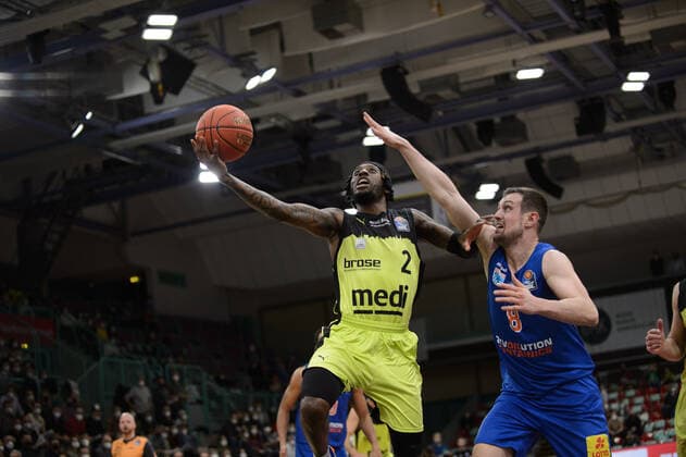 Sacar Anim 2 medi Bayreuth vs Johannes Richter 8 MBC Weissenfels during the game medi Bayreuth vs syntainics MBC Weissenfels Basketball, Bundesliga, 20 11 2021, season 2021 2022, 8 match day Copyright xErikxHillmer EIBNERx EP EHR medi Bayreuth vs syntainics MBC Weissenfels Basketball, Bundesliga, 20 11 2021, season 2021 2022, 8 match day Bayreuth Copyright: xErikxHillmer EIBNERx EP_EHR