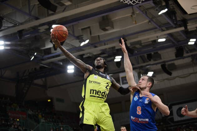 Sacar Anim 2 medi Bayreuth vs Johannes Richter 8 MBC Weissenfels during the game medi Bayreuth vs syntainics MBC Weissenfels Basketball, Bundesliga, 20 11 2021, season 2021 2022, 8 match day Copyright xErikxHillmer EIBNERx EP EHR medi Bayreuth vs syntainics MBC Weissenfels Basketball, Bundesliga, 20 11 2021, season 2021 2022, 8 match day Bayreuth Copyright: xErikxHillmer EIBNERx EP_EHR