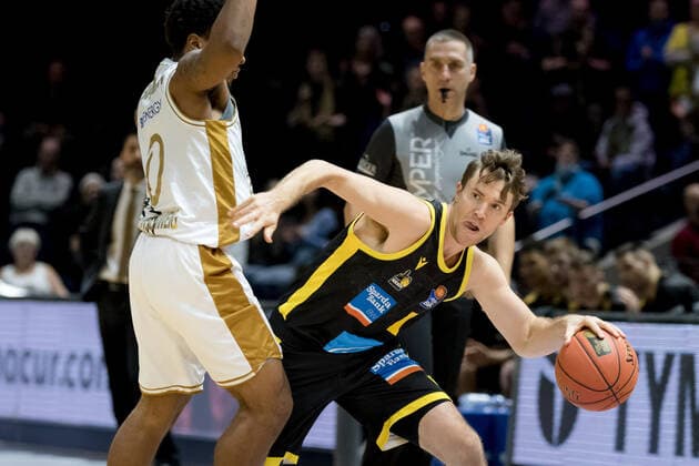 Basketball Loewen Braunschweig MHP Riesen Ludwigsburg Jordan Hulls No 1 MHP Riesen Ludwigsburg vs Tookie Brown No 0 Basketball Loewen Braunschweig Basketball Loewen Braunschweig MHP Riesen Ludwigsburg, basketball, BBL, season 2021 2022, 20 11 2021 Braunschweig. Copyright: xEibner-Pressefoto Jan-FredericxHelbigx