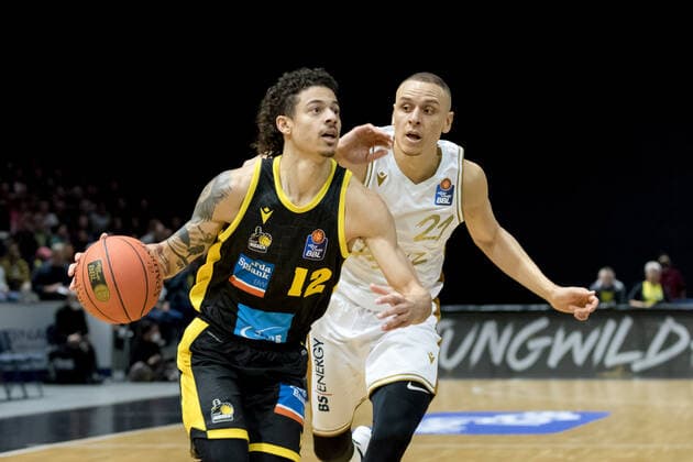 Basketball Loewen Braunschweig MHP Riesen Ludwigsburg Jonah Radebaugh No 12 MHP Riesen Ludwigsburg vs Robin Amaize No 21 Basketball Loewen Braunschweig Basketball Loewen Braunschweig MHP Riesen Ludwigsburg, Basketball, BBL, season 2021 2022, 20 11 2021 Braunschweig. Copyright: xEibner-Pressefoto Jan-FredericxHelbigx