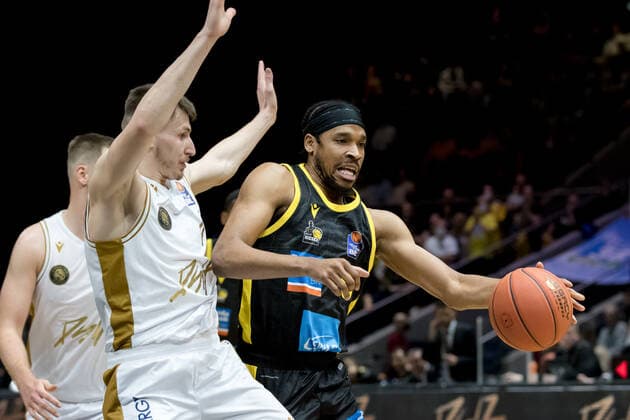 Basketball Loewen Braunschweig MHP Riesen Ludwigsburg Justin Simon No 5 MHP Riesen Ludwigsburg vs Martin Peterka No 15 Basketball Loewen Braunschweig Basketball Loewen Braunschweig MHP Riesen Ludwigsburg, Basketball, BBL, season 2021 2022, 20 11 2021 Braunschweig. Copyright: xEibner-Pressefoto Jan-FredericxHelbigx