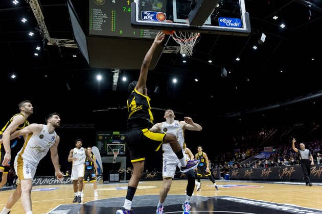 Basketball Loewen Braunschweig MHP Riesen Ludwigsburg Justin Simon No 5 MHP Riesen Ludwigsburg at the basket Basketball Loewen Braunschweig MHP Riesen Ludwigsburg, basketball, BBL, season 2021 2022, 20 11 2021 Braunschweig. Copyright: xEibner-Pressefoto Jan-FredericxHelbigx