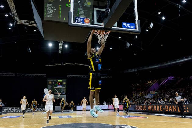 Basketball Loewen Braunschweig MHP Riesen Ludwigsburg Yoeli Childs No 22 MHP Riesen Ludwigsburg dunk dunkin Basketball Loewen Braunschweig MHP Riesen Ludwigsburg, Basketball, BBL, 2021 2022 season, 20 11 2021 Braunschweig. Copyright: xEibner-Pressefoto Jan-FredericxHelbigx