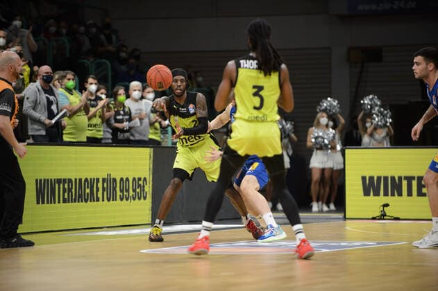 Sacar Anim 2 medi Bayreuth and Marcus Thornton 3 medi Bayreuth during the game medi Bayreuth vs syntainics MBC Weißenfels Basketball, Bundesliga, 20 11 2021, season 2021 2022, 8 matchday Copyright xErikxHillmer EIBNERx EP EHR medi Bayreuth vs syntainics MBC Weißenfels Basketball, Bundesliga, 20 11 2021, season 2021 2022, 8 matchday Bayreuth Copyright: xErikxHillmer EIBNERx EP_EHR